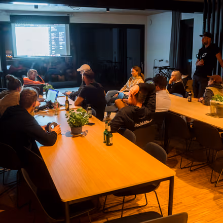 Das Team bei einer Besprechung am Abend