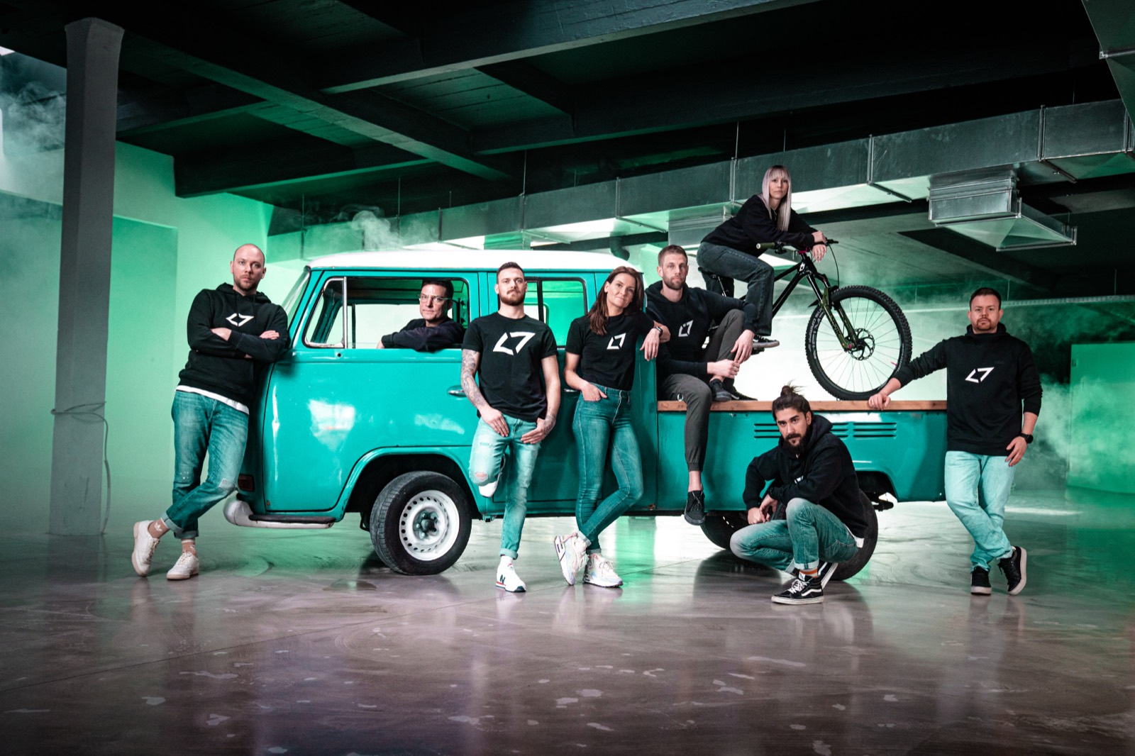 Das Liquid-Life-Team an einem türkisen VW-Bus